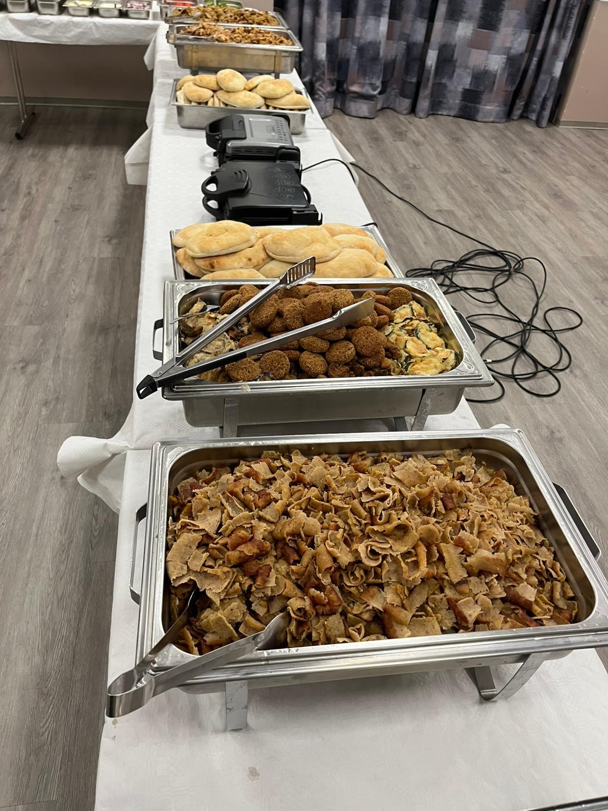 Gegrilltes Fleisch, Reis und bunter Salat am Catering-Buffet
